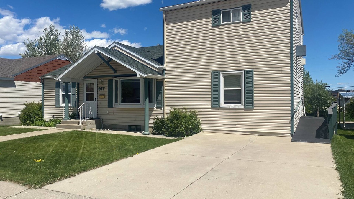 Helena House | Large home by Carroll Great Northrn Downtown & Civic Center, family/pet friendly