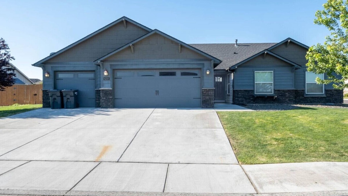 South Richland House | Large Home, Garage, Large Fenced Yard #6218