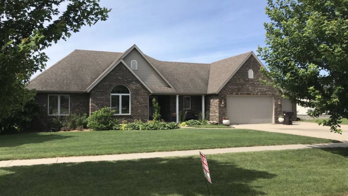 Boone House | Large home on golf course, close to Seven Oaks, Ledges Park & ISU. Sleeps 12+
