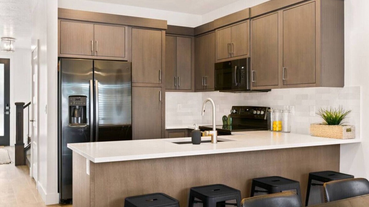 St. George House | Large Home Sleeps 16-Pool Perfect For Family Fun!