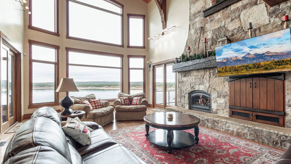 Island Park House | Large Home w/Hot Tub, Fire Pit, & Basketball Court – 7BR, Sleeps 20!