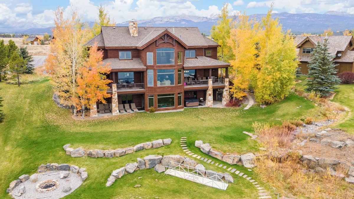 Island Park House | Large Home w/Hot Tub, Fire Pit, & Basketball Court – 6BR!
