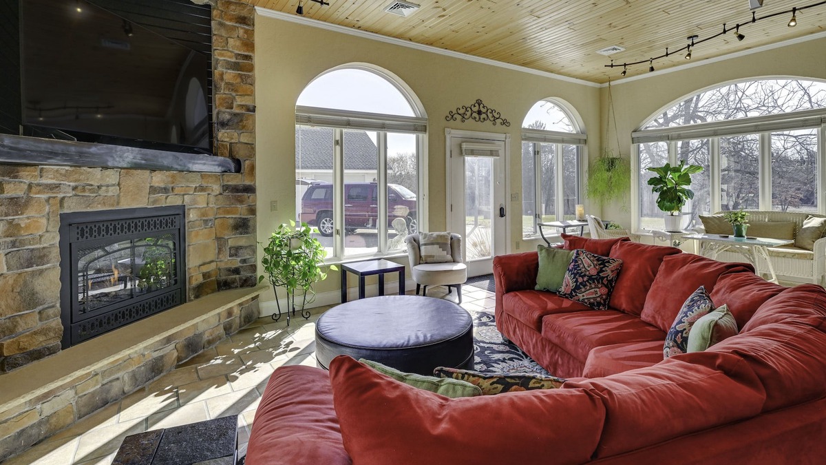 Wisconsin Dells House | Large Home w/Indoor Basketball Court + Game Room!