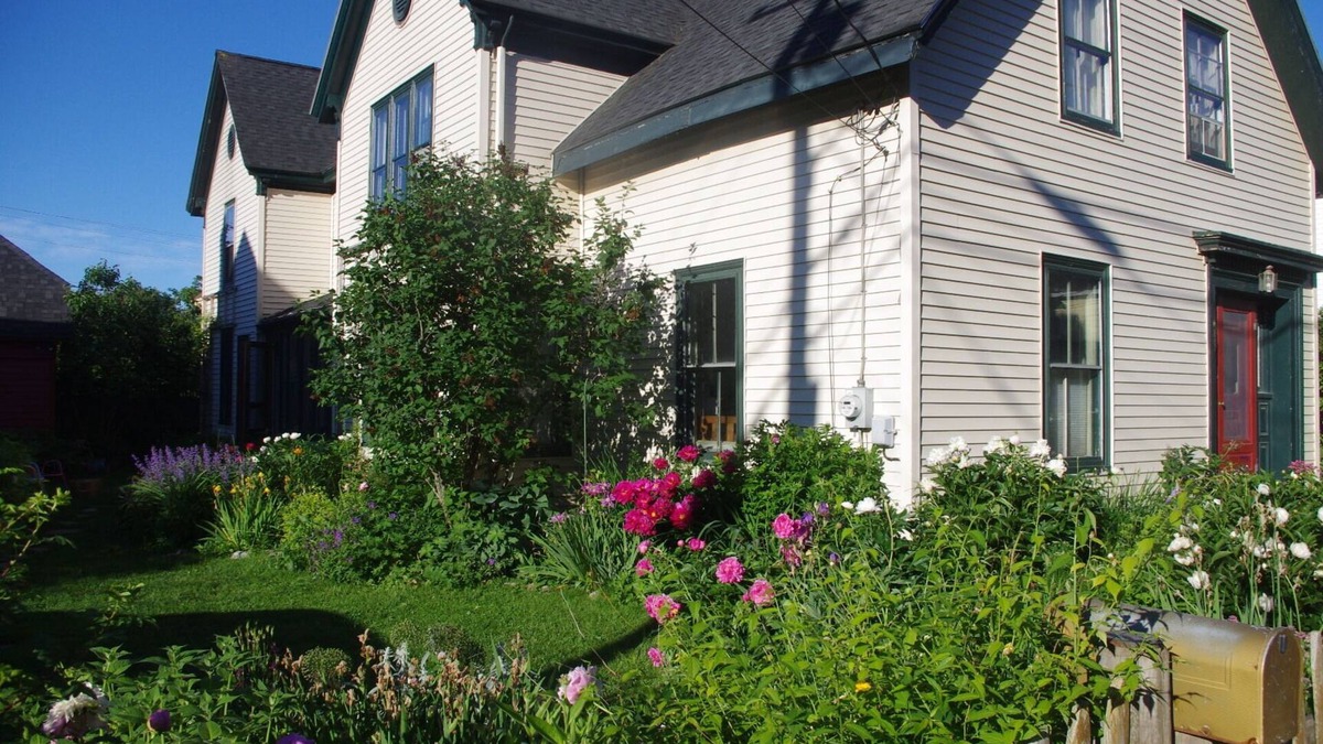 Rockland House | Large Home With Lovely Gardens Short Walk To Main Street STR22-26