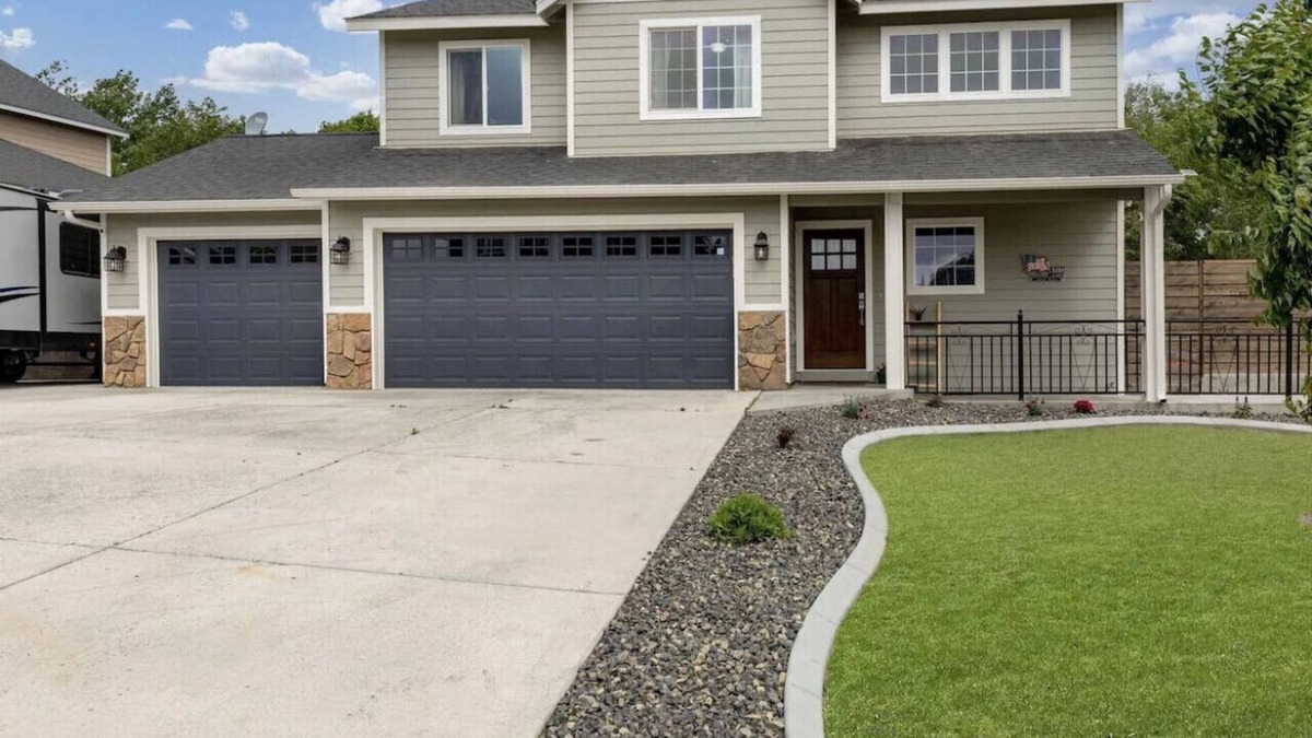 Highland House | Large Home, Yard & 3 Car Garage 4/3 - #5204