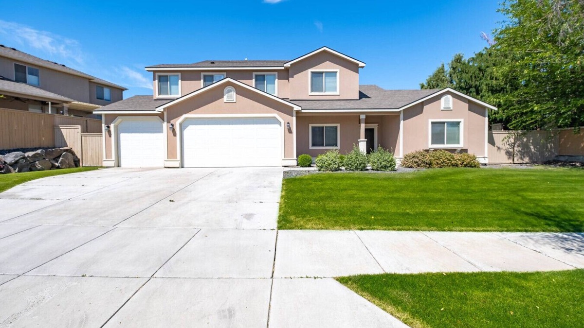 Tri-Cities House | Large Home Yard 3 Car Garage 4 3 1207