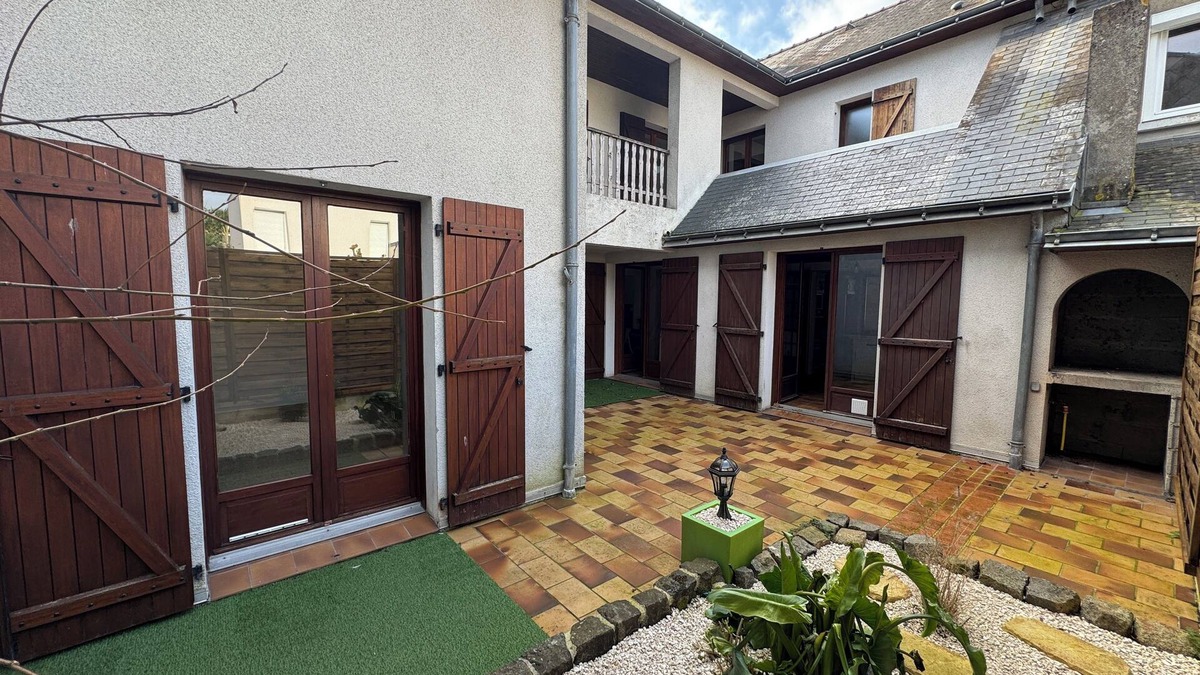 Cholet House | Large house, 25 min from Puy du fou, 2min from Cholet station, 6 bedrooms (12p)