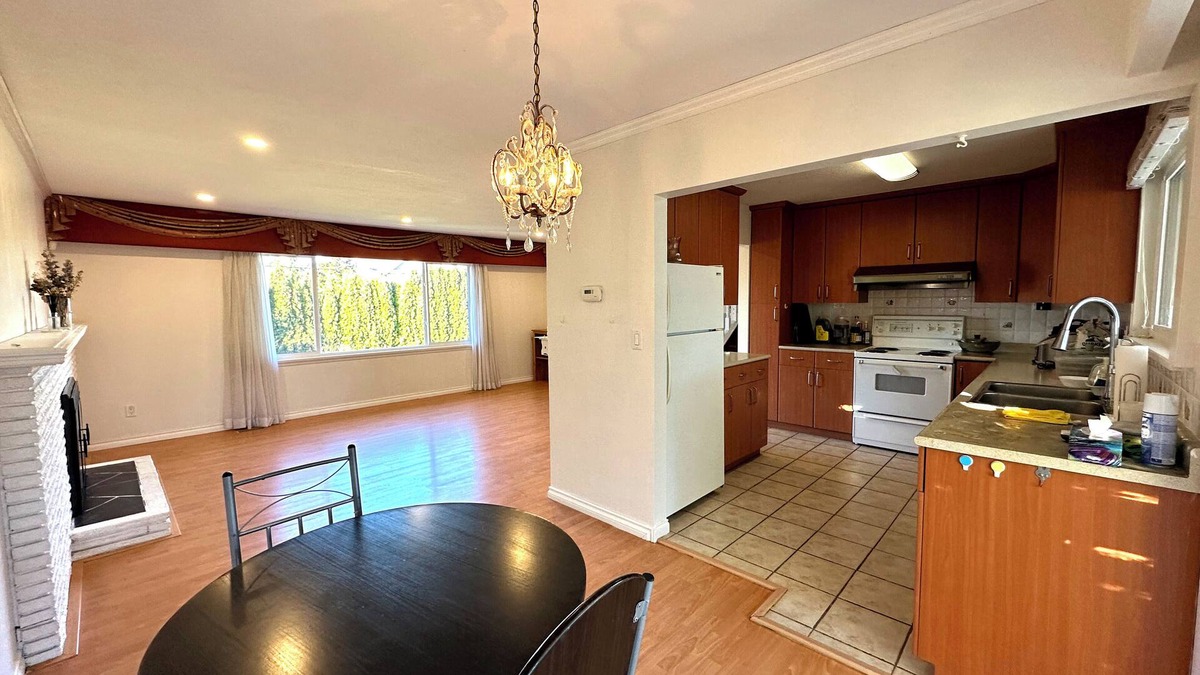 Richmond House | Large House 4 Bedrooms with Kitchen & Laundry Near YVR Airport & Transit