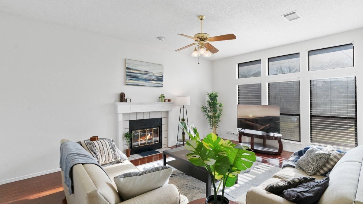 South Creek House | Large House - Comfy King Bed & Big Yard - Near Round Rock Donuts