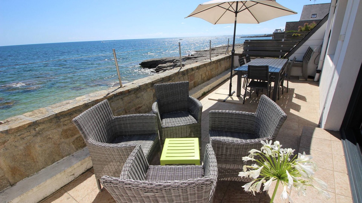 Guilvinec House | Large house facing the sea, feet in the water