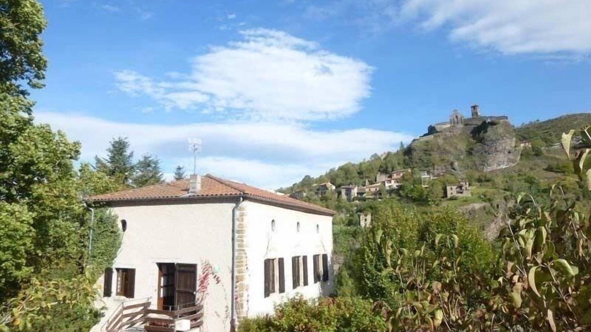 Villeneuve-dʼAllier Cottage | Large house for families and friends near Gorges de l'Allier