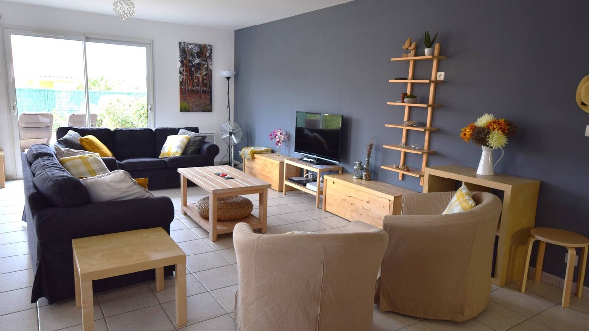 Vensac House | Large house near beach. 10 beds, 3 bathrooms. Lovely enclosed garden.