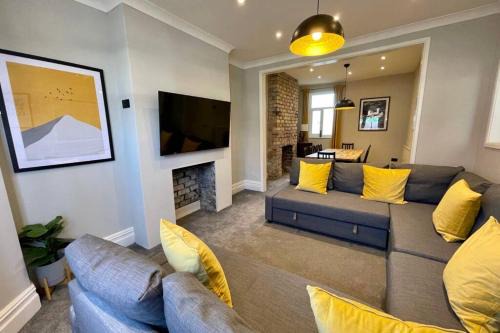 Canton House | Large House near Victoria Park For Groups, 10 mins bus to City Centre