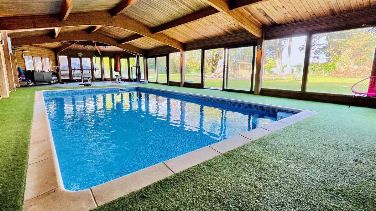 Chichester House | Large House nr West Wittering Beach, Indoor Pool. Sleeps 17