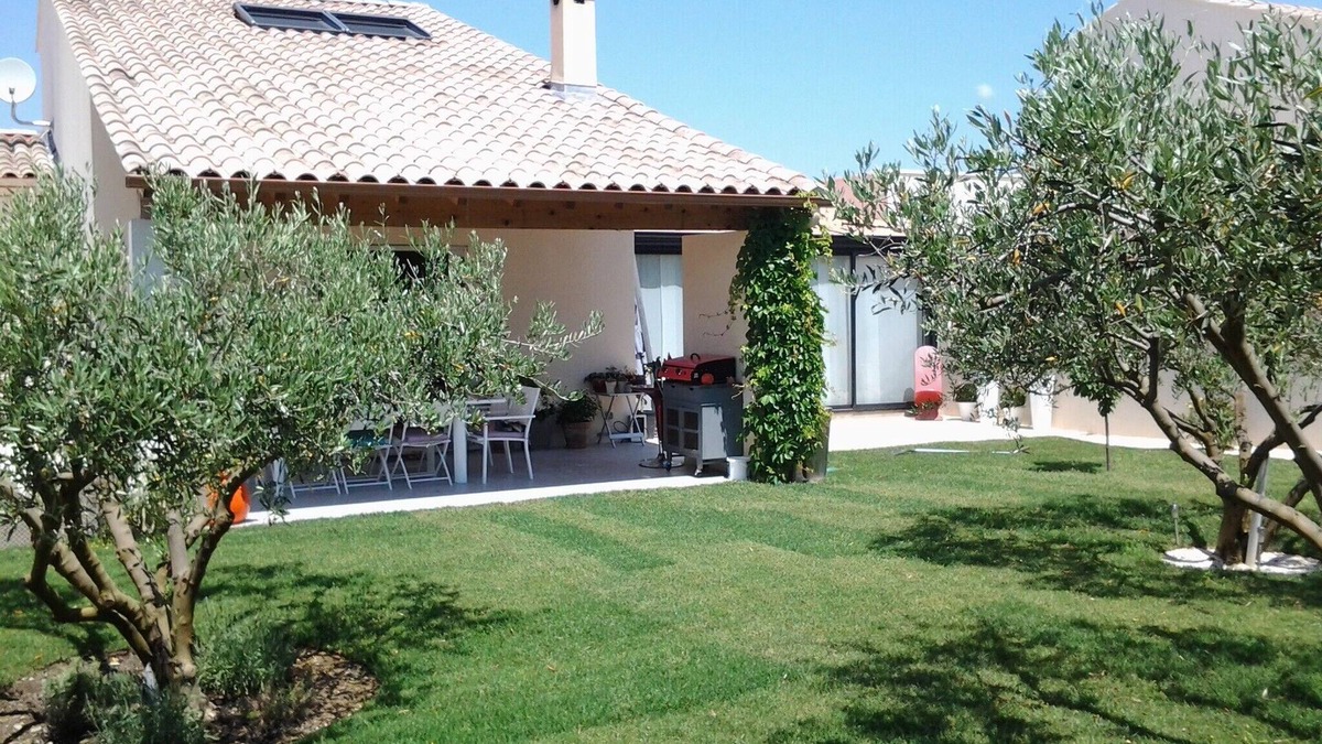 Garrigues House | large house on hill 5 minutes from Nimes CV
