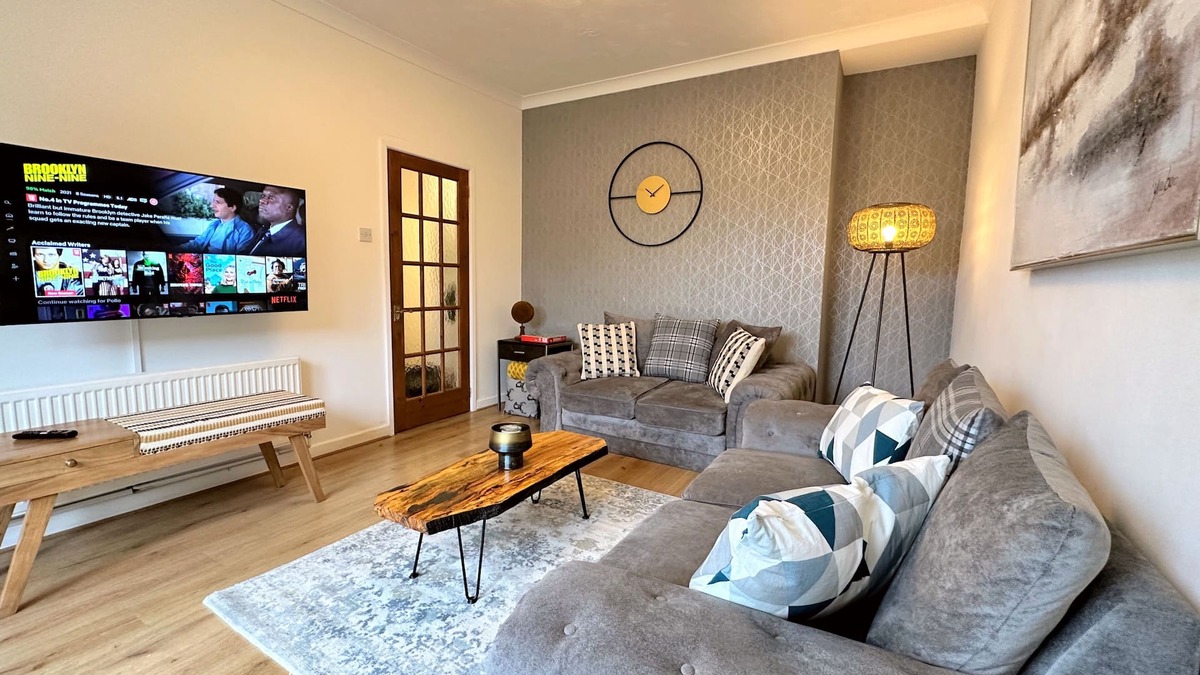 Beaufort House | Large house on the edge of the Brecon Beacons - Five-Bedroom House