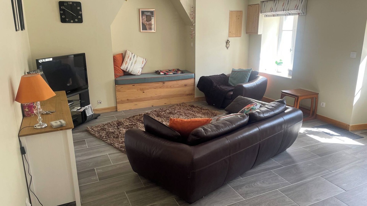 Saint-Thois House | Large house over 3 floors in quiet village setting close to canal & country walk