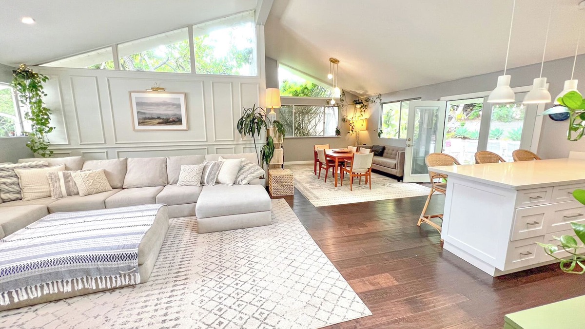 University City House | Large House with Jacuzzi, Sauna, Ping pong, Large yard - 6 minutes to Beach