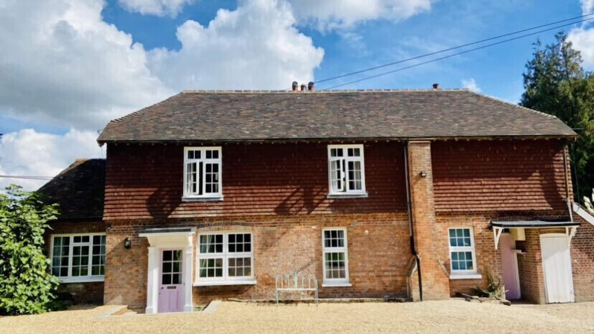 Wadhurst Cottage | Large house with tennis court in Wadhurst. Sleeps up to 8 close to Bewl Water.
