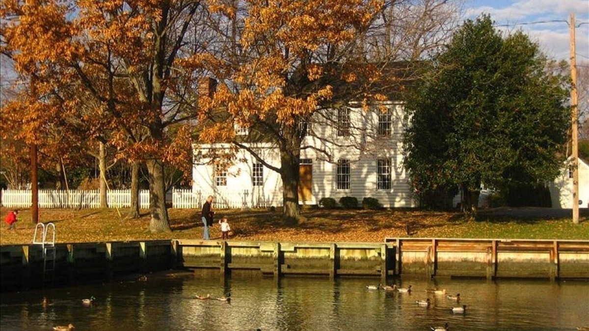 St. Michaels House | Large -IN TOWN- Historic House on Harbor in St Michaels - Walk to Everything!