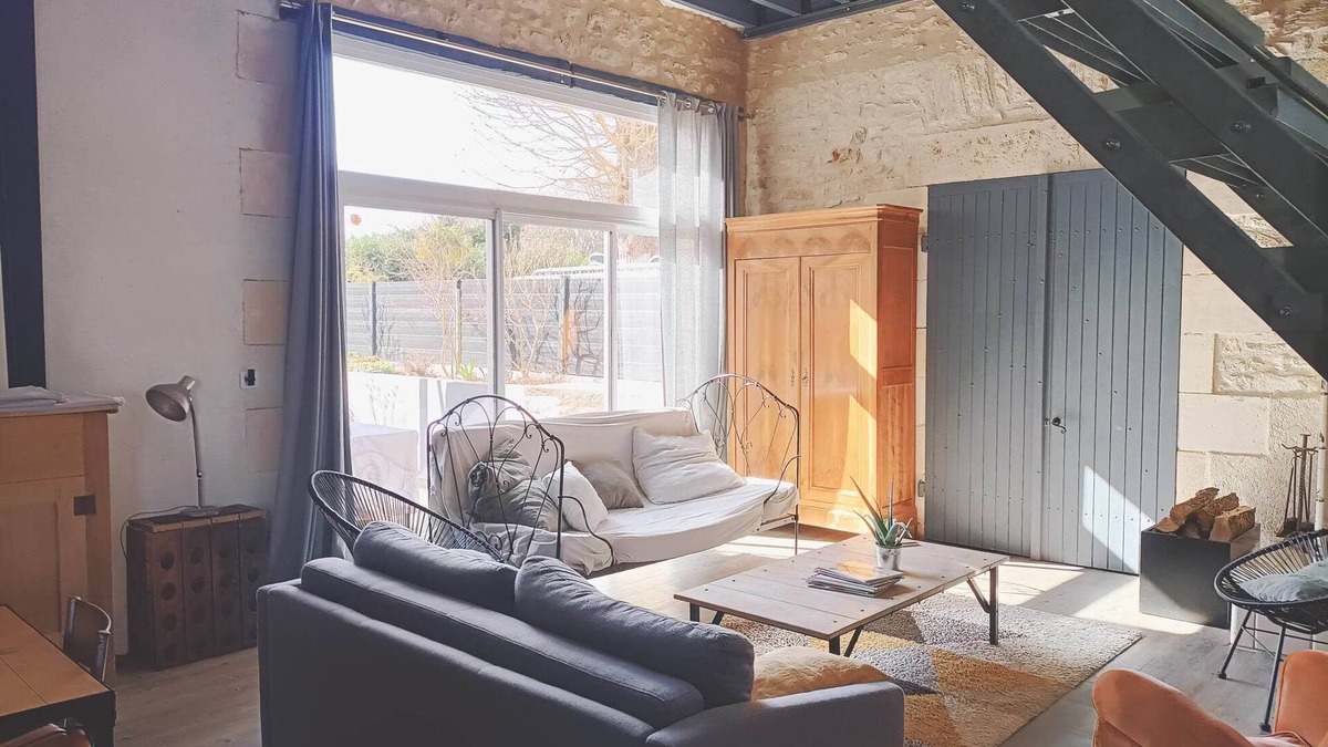 Cisse House | Large indus loft in old wine storehouse, 15 mn from Futuroscope, swimming pool