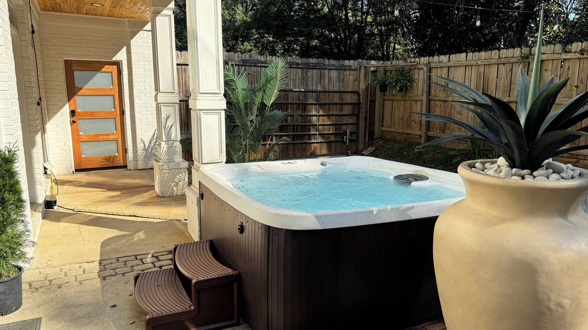 East Side House | Large InstaWorthy Retreat 😍 Hot Tub + Magical Theater: Sleeps 16