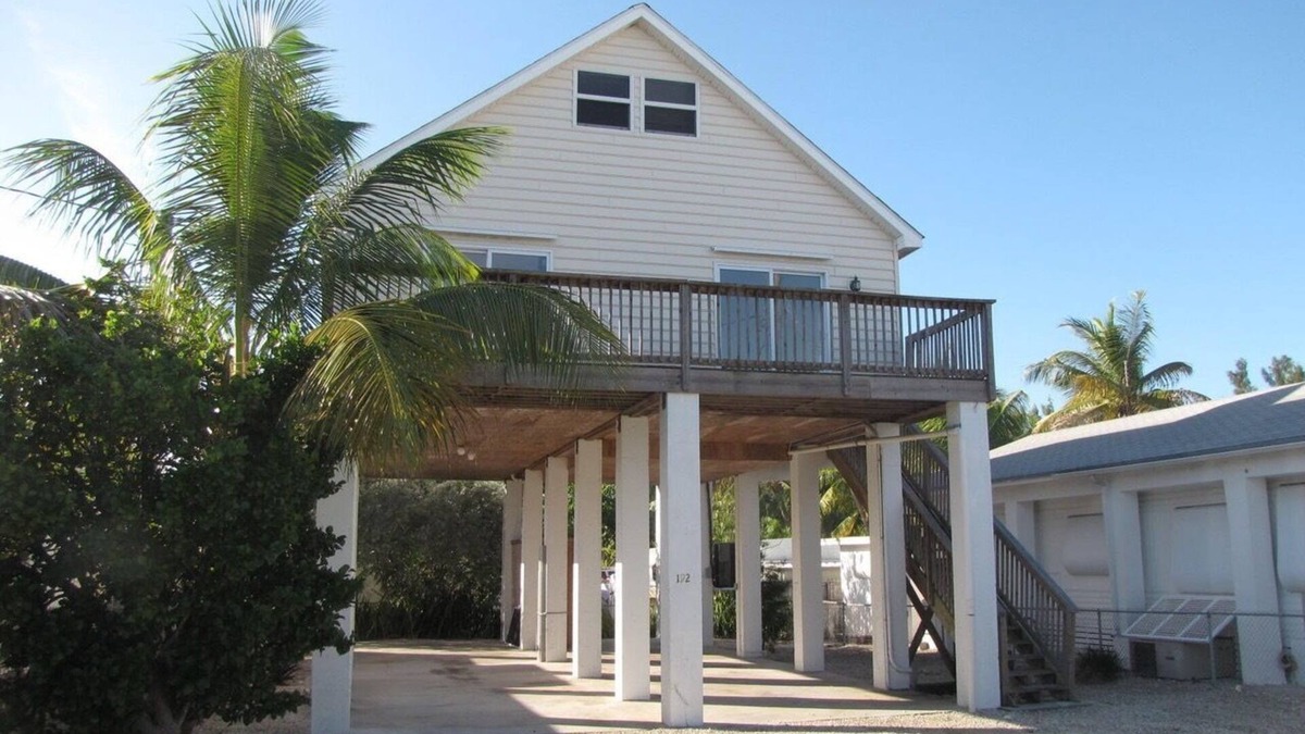 Key Largo Village House | Large keys stilt home in beach community