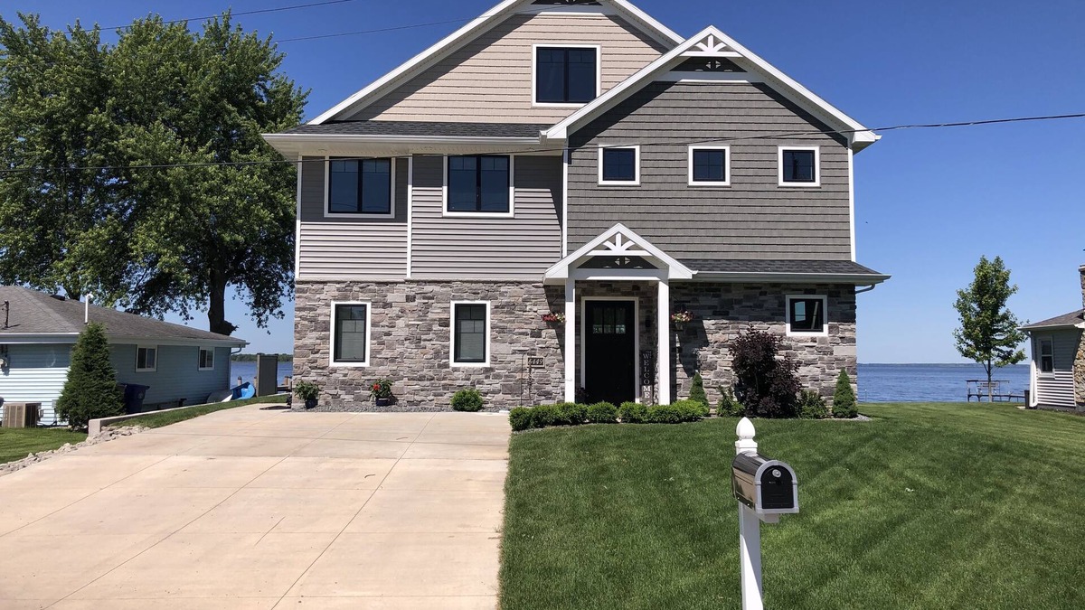 Butte Des Morts House | Large Lake House - 4 Bedroom - EAA Oshkosh