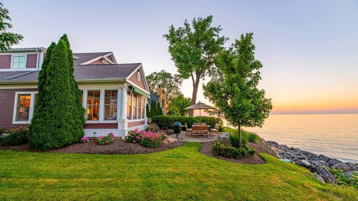 Huron House | Large Lakefront 6 bedroom Huron home