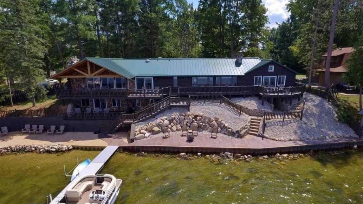 Lake Cottage | Large lakefront house with indoor pool & hot tub!