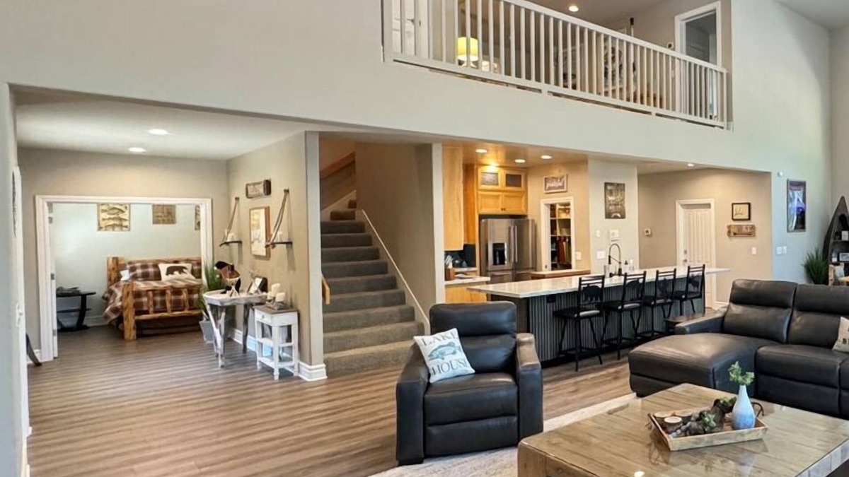 Lakehead House | Large Lakefront Paradise, 4000+ Sq Feet, Hot Tub - Shasta Lakeshore Retreat #19