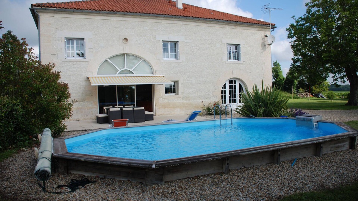 Saint-Ciers-du-Taillon Villa | Large luxury Villa located in beautiful countryside close to shops