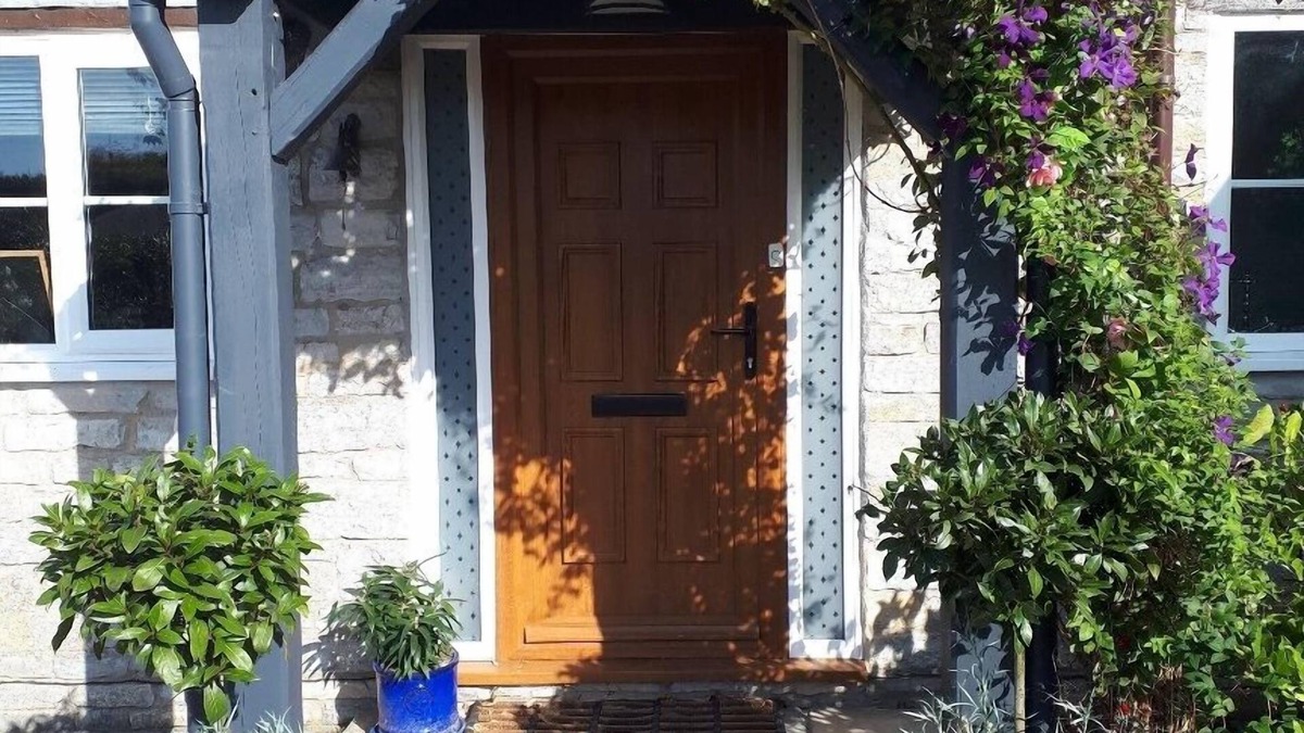 Compton Dundon Cottage | Large Luxury 5* House, with hot tub, 2 mins 2 pub, BBQ, Badminton, Splash Pool.