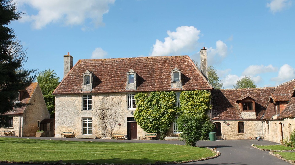 Fresne-la-Mere House | Large manor house for rent in Normandy, a stone's throw from Suisse Normande!