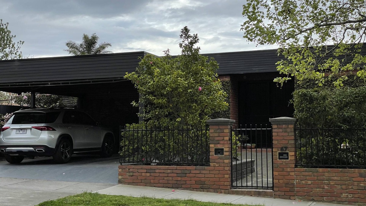 Malvern East House | Large mid century executive family home with pool in prestige suburb