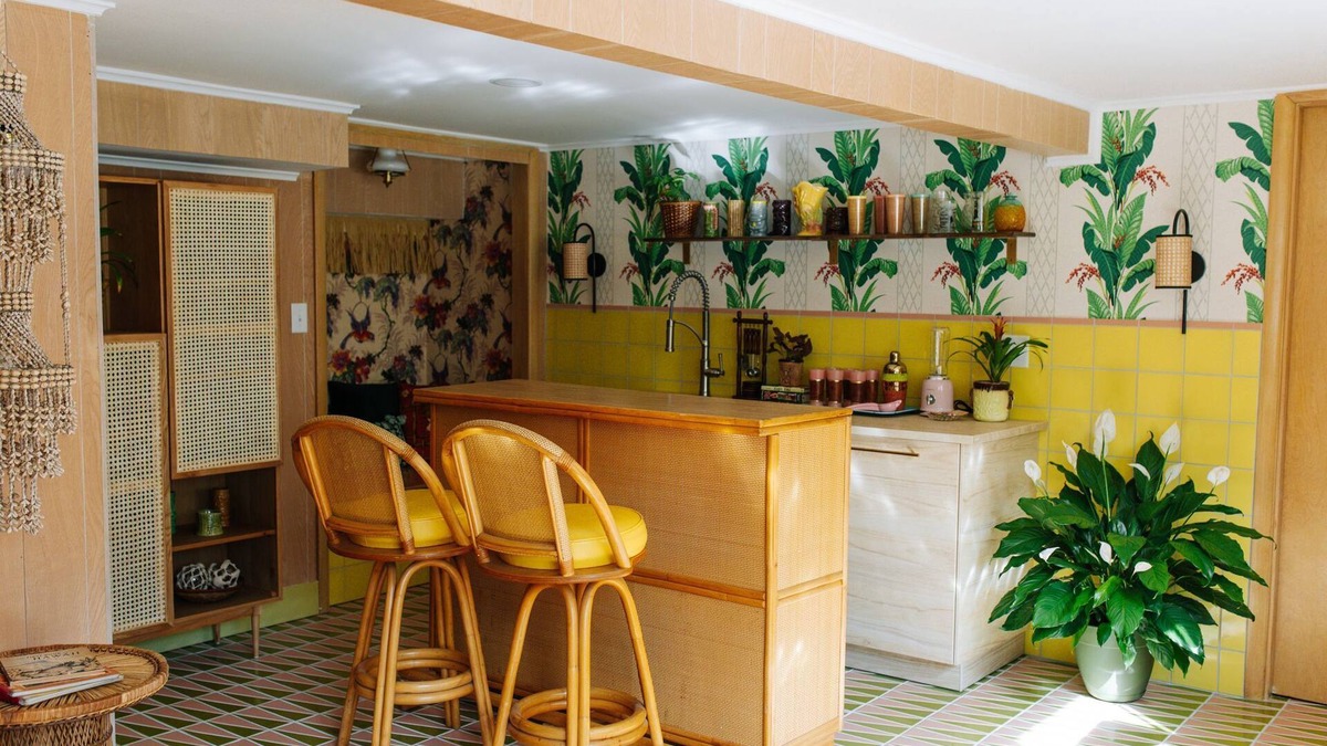 Saylorville House | LARGE Mid Century Home - Pool, Hot Tub, Tiki Bar, Bridal Suite, Patio, 4 Acres