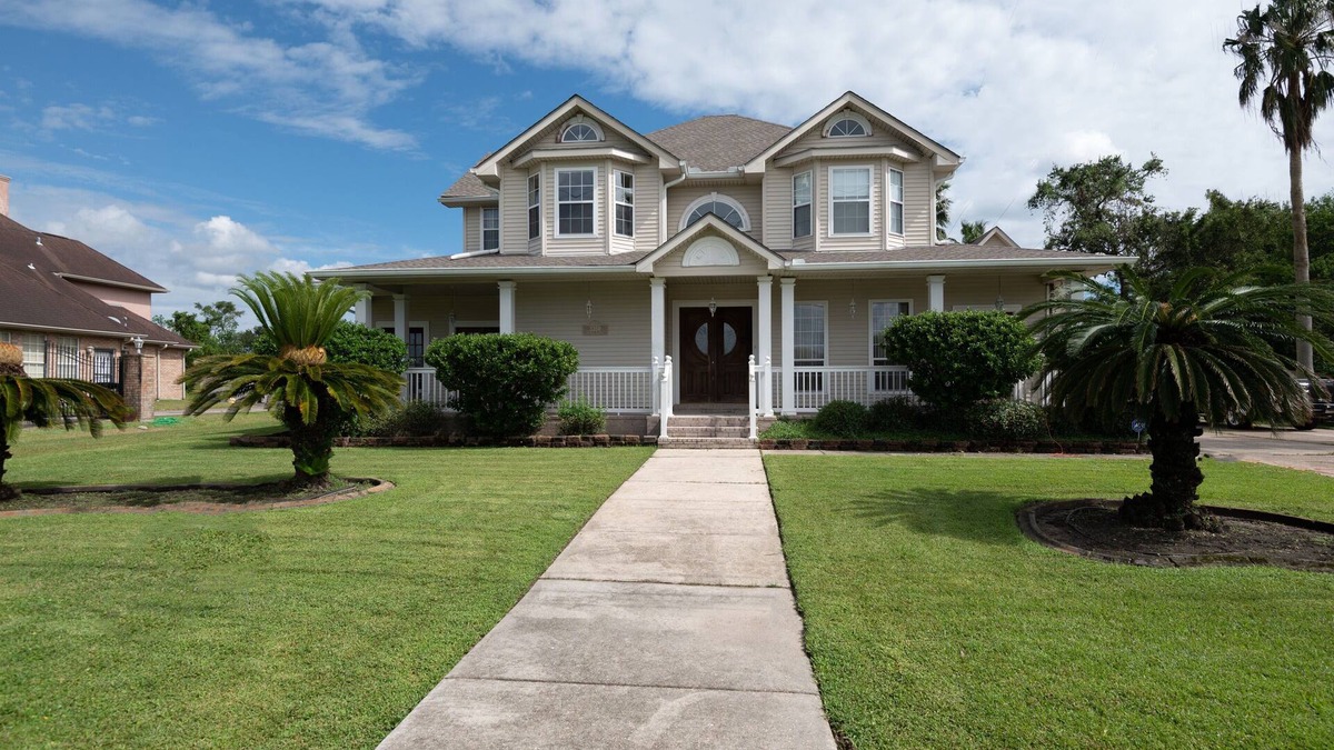 Algiers House | Large Mini Mansion 5 bedroom home, Bed and Breakfast