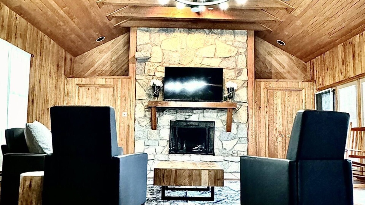 Washington Court House Cabin | Large Modern Cabin w/balcony & large entertainment areas-hot tub and pool table!