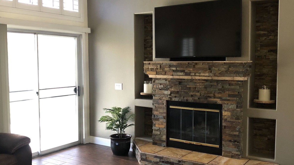 Las Vegas House | Large modern 2 story house with first floor master suite.