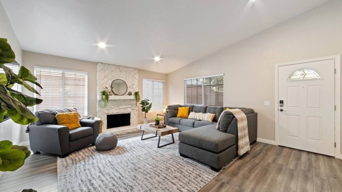 Citrus Heights House | Large Modern 4B2B * King bed *Pool * 70"TV