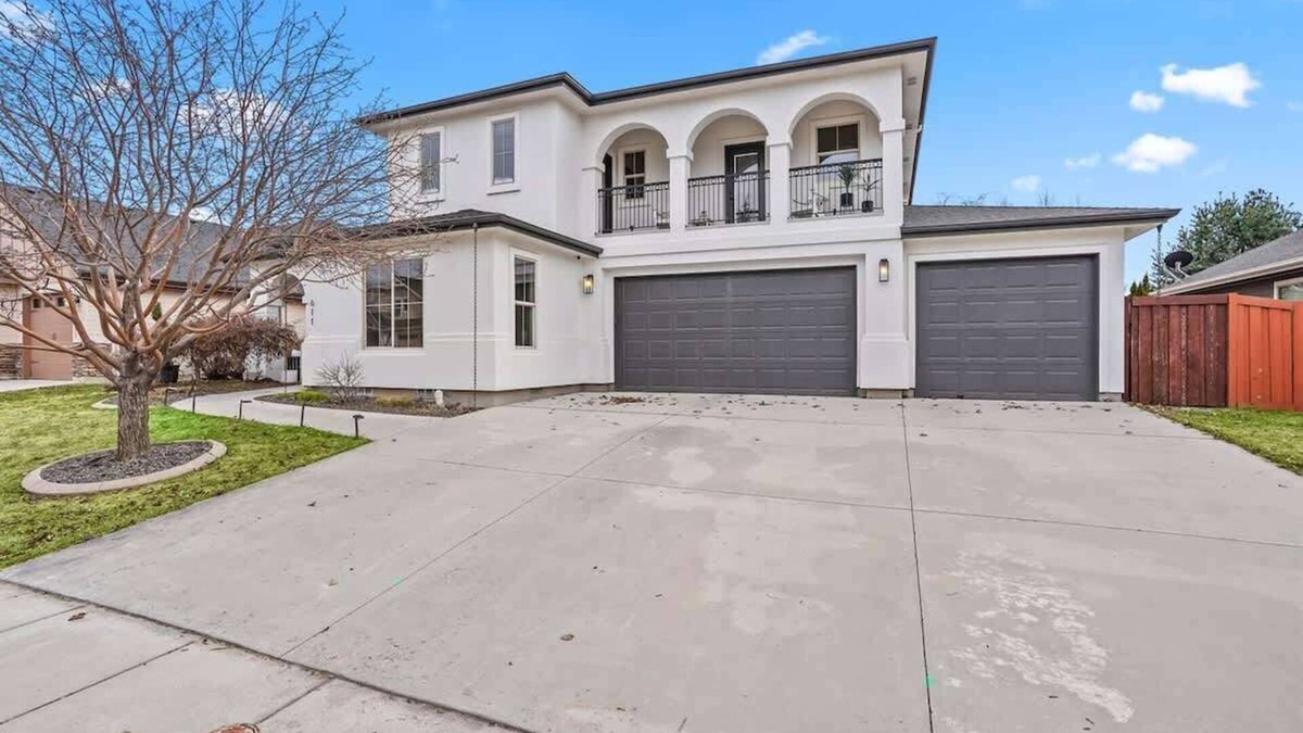 Meridian House | Large Modern 5 Bedroom Custom Home Centrally locat