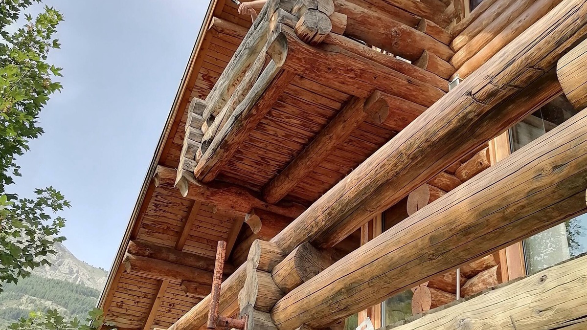 Allos Ski Chalet | Large, modern, cosy log cabin for 2 or 3 families; sleeps 12