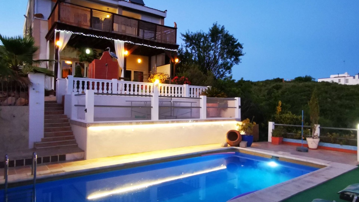 Macastre Villa | Large Modern Villa, Great For All The Family, Private Pool and Lots More
