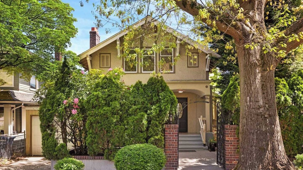 Stevens House | Large N Capitol Hill home for family retreat