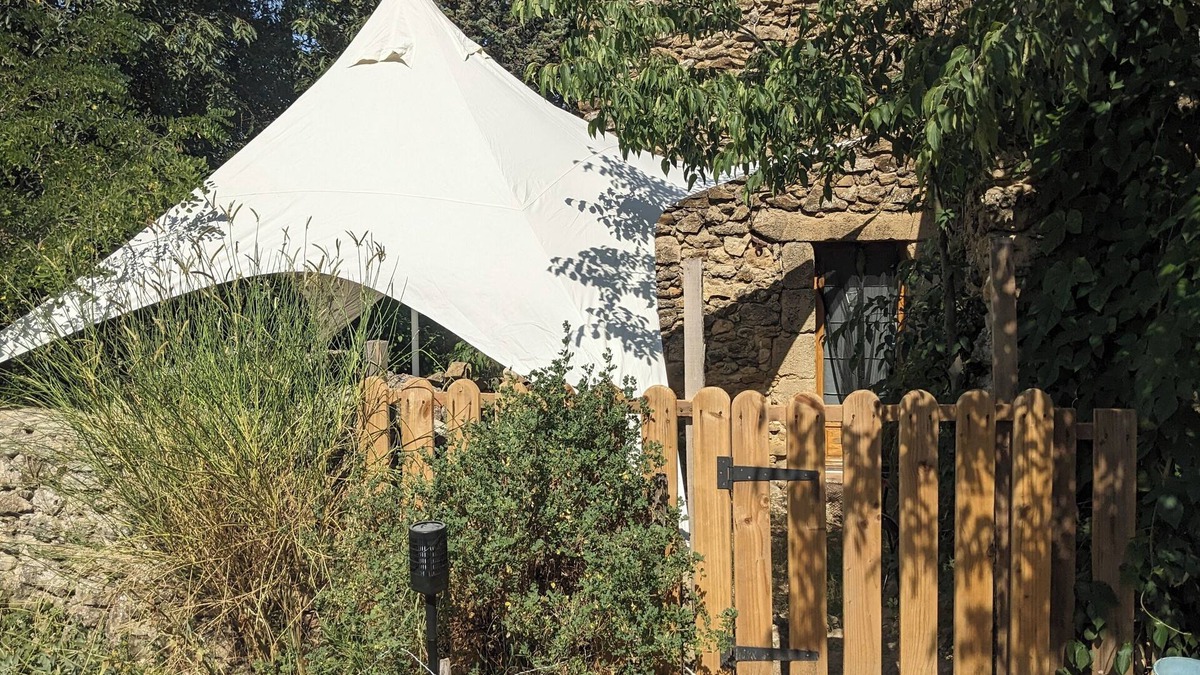La Tour-d'Aigues Bed & Breakfast | Large, naturally cool vaulted room in a former sheepfold