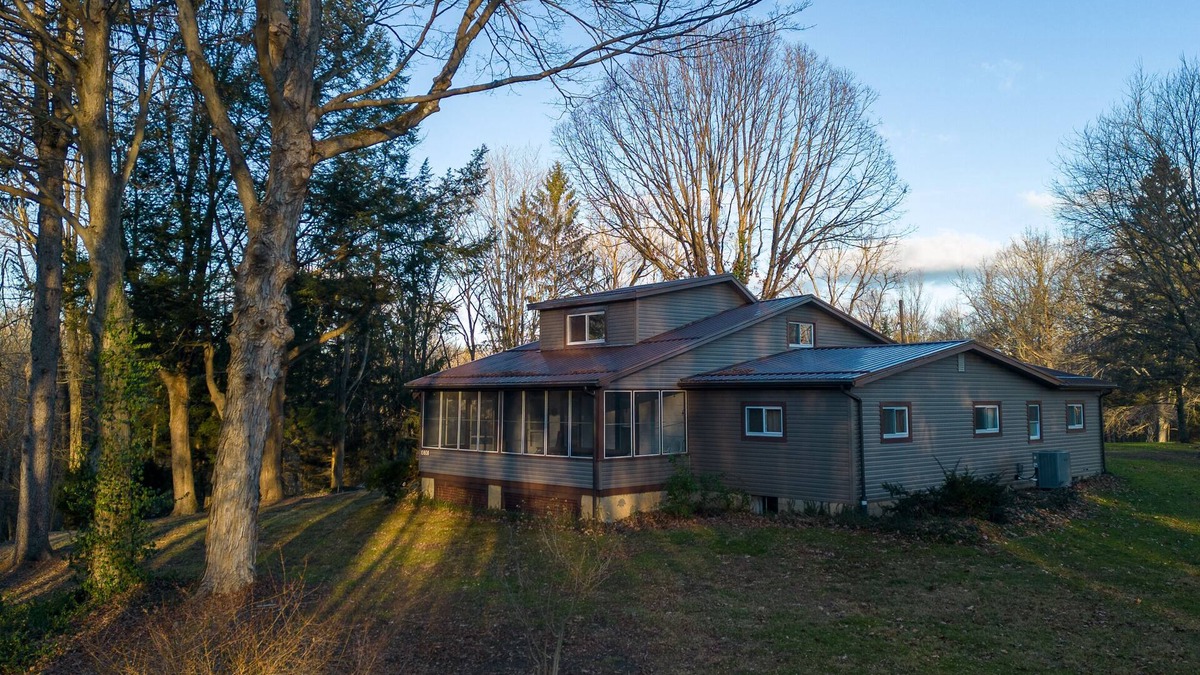 Girard Cabin | Large newly remodeled 5 bedroom house close to all Lake Erie Attractions!