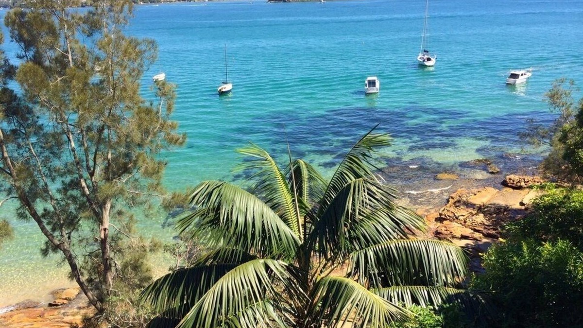 Bundeena House | Large north facing waterfront with huge deck, 4 bedrooms & 4 bathrooms. Pets ok.