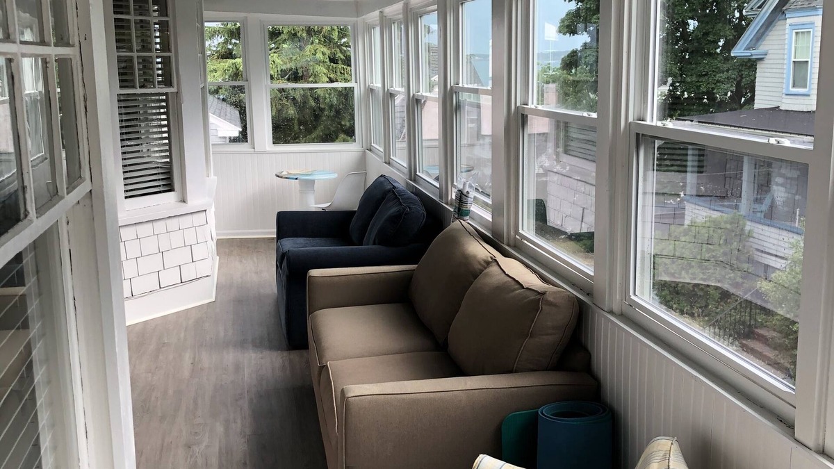 Swampscott Apartment | Large Oceanside Apartment. Walk to the beach and many restaurants. Pet Friendly