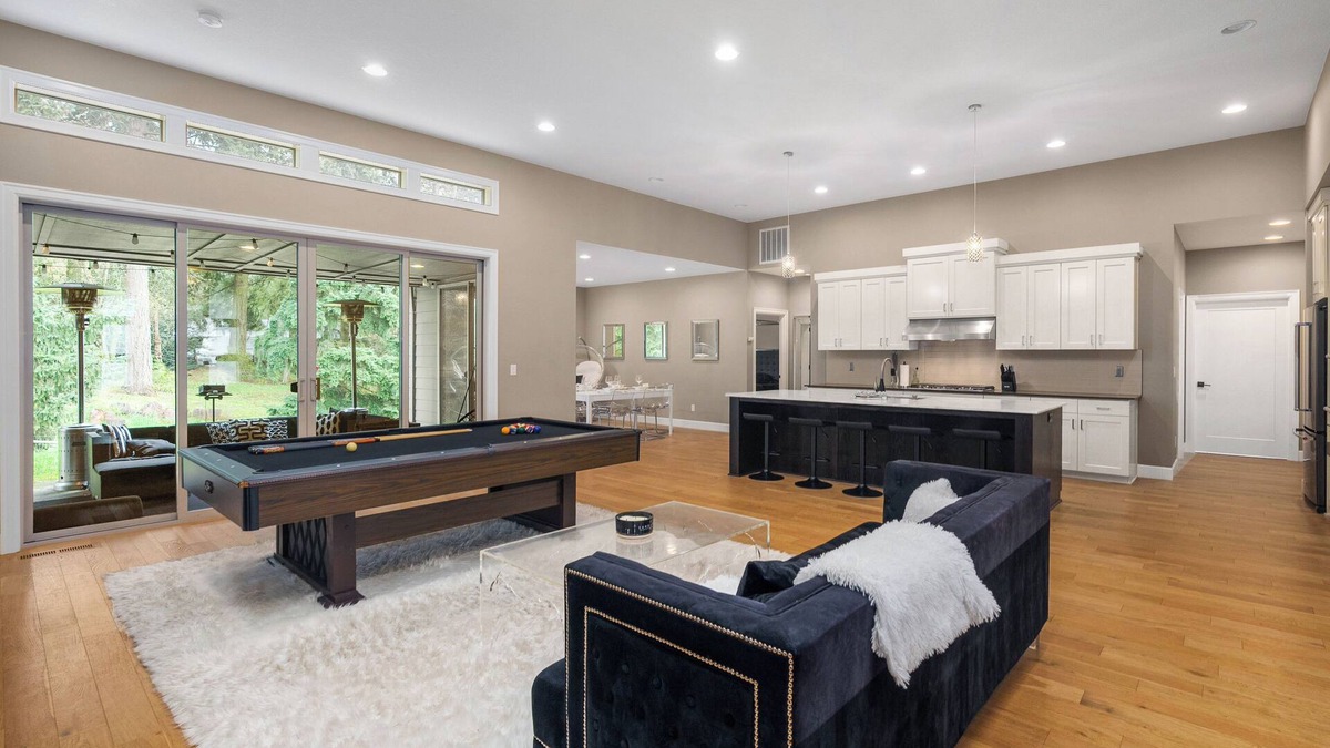 Tigard House | Large Open Home - Gourmet Kitchen - Pool Table