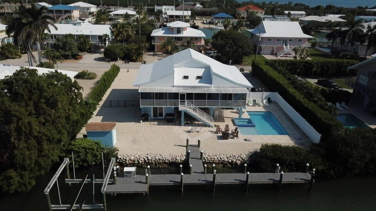 Marathon House | Large outdoor space with pool/hot tub, on 200ft wide canal- quick ride to Ocean!